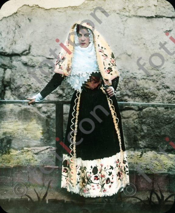 Frau in sardischer Tracht | Woman in Sardinian costume (simon-vulkanismus-359-020.jpg)
